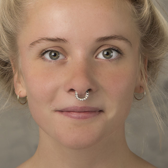 Septum clicker con pietre opali incastonate