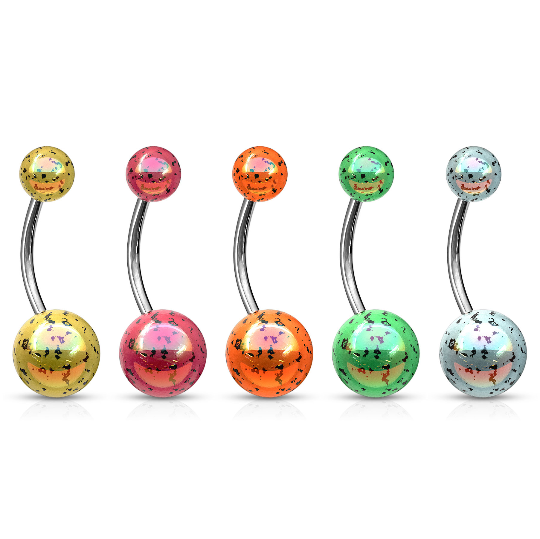 Piercing all'ombelico con aspetto metallico e macchie a spruzzi